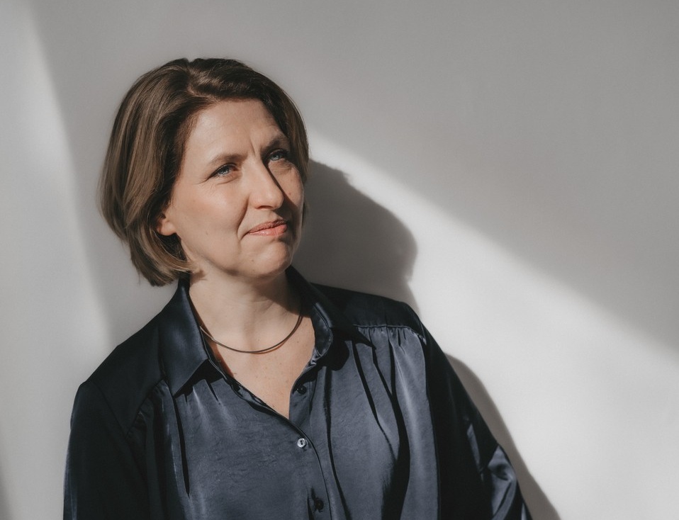 Flore Clerkx, spreker bij afscheid, staand in de zon